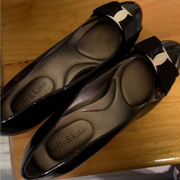 KELLY & KATIE… size 10…black patent leather…3 1/2 “ heeled shoes - Picture 4 of 16